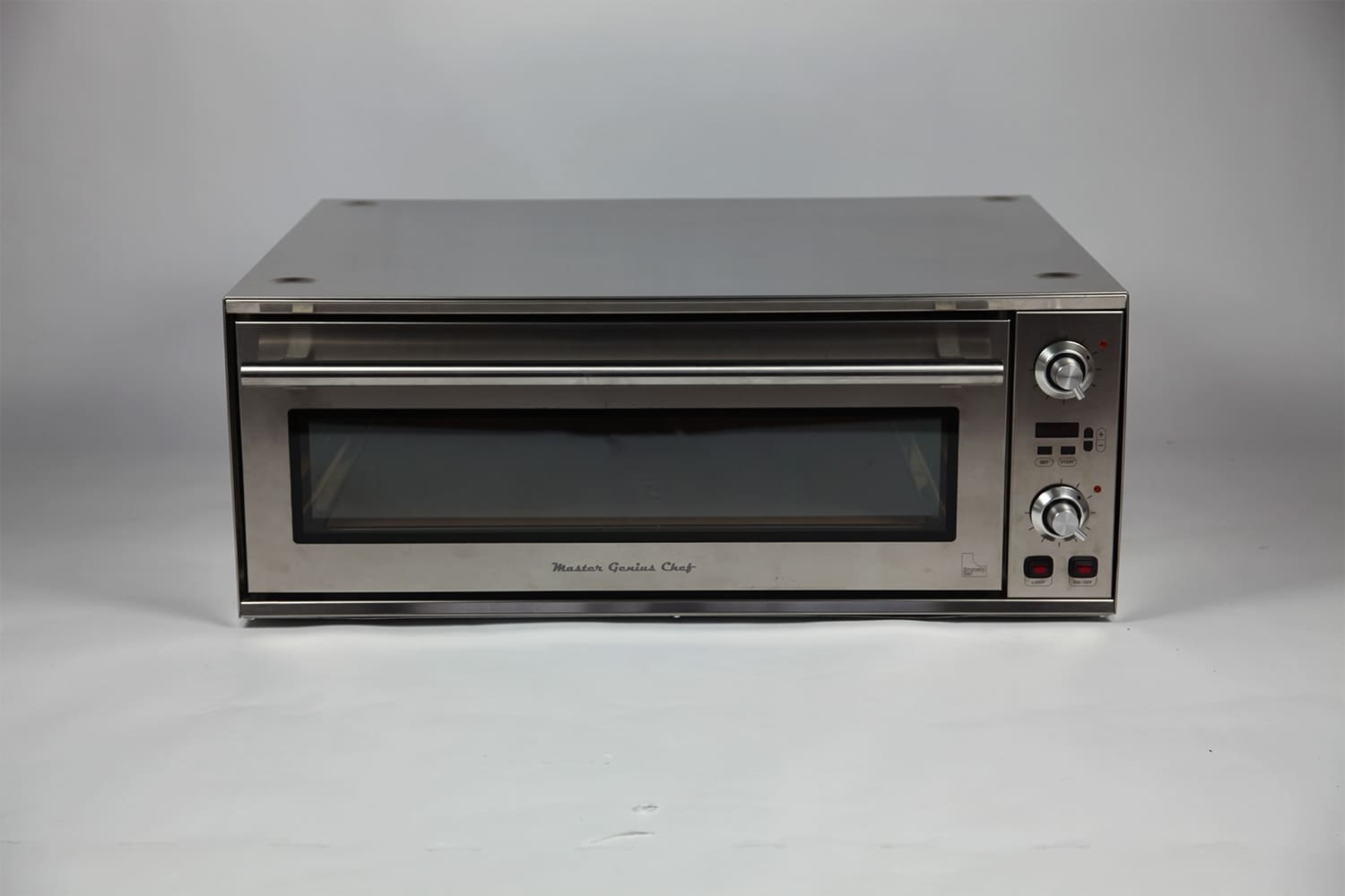 forno basso e largo grigio elettrico su sfondo bianco ombreggiato