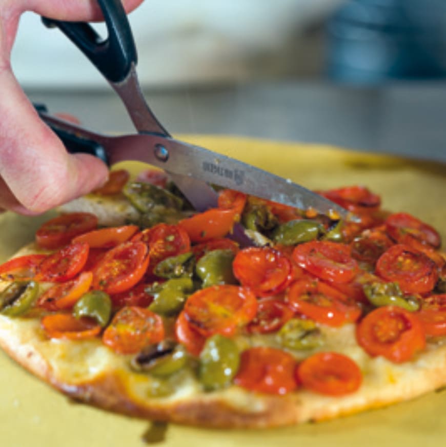 Focaccia con pomodorini e olive
