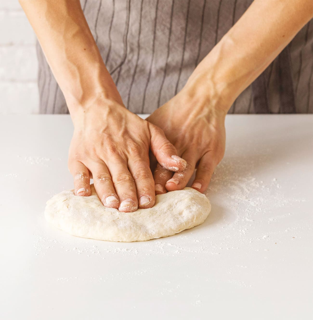 mani che impastano una pallina di impasto artigianale