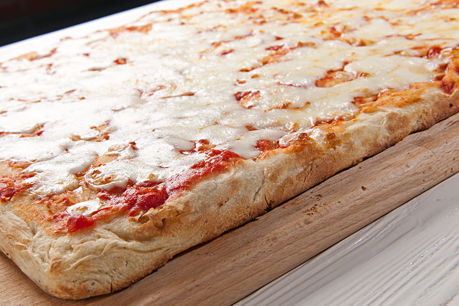 foto ravvicinata di una focaccia gusto margherita