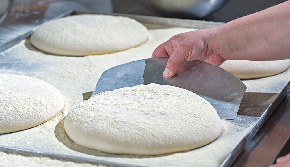 Lavorazione manuale dell'impasto pizza